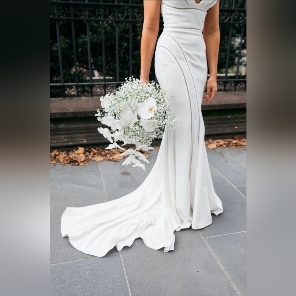 Elegant White Evening Gown - Picture 7 of 12
